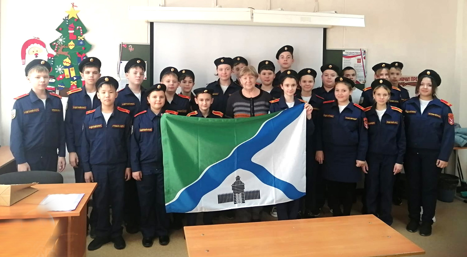 Подарили флаг Бердска кадетскому классу школы № 8